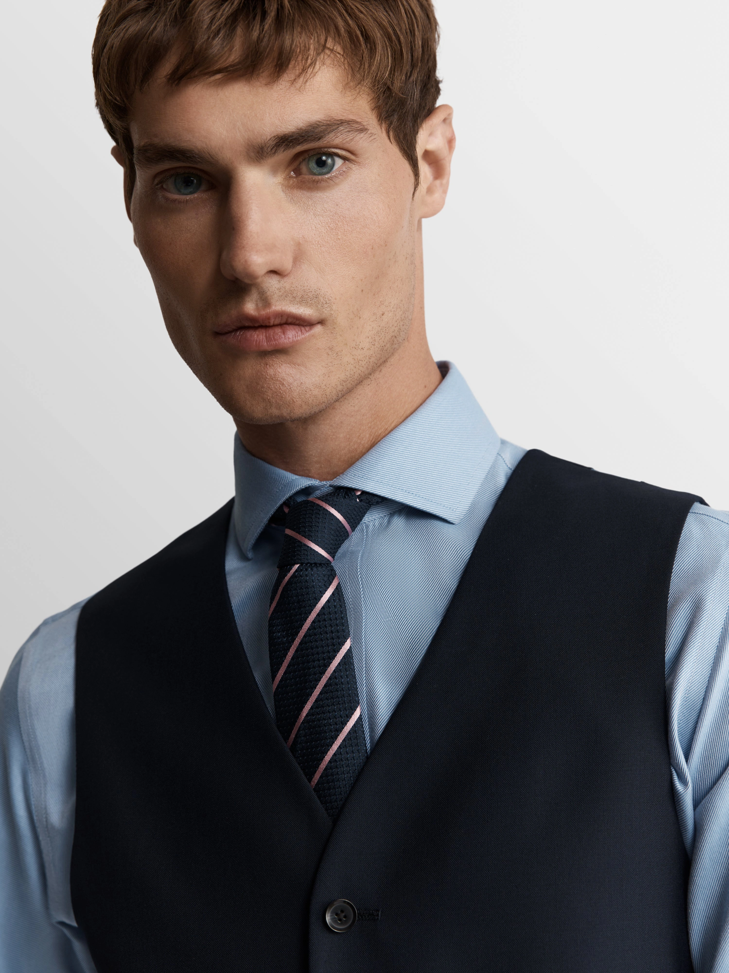Luxury Italian Wool Waistcoat - Aldgate Style: Effortless Sophistication & Slim Fit